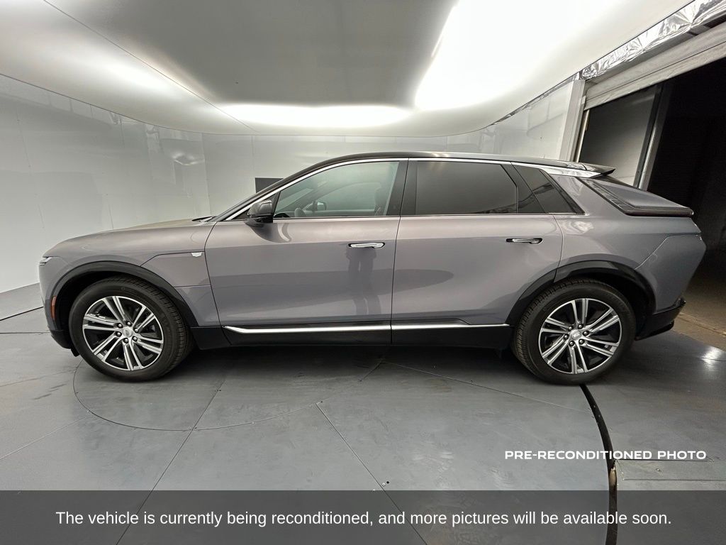2025 Cadillac Lyriq Luxury photo 2