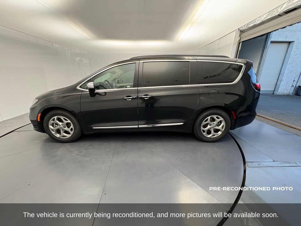 2023 Chrysler Pacifica Limited photo 2