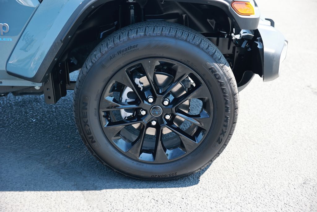 2025 Jeep Wrangler 4xe Sahara photo 3