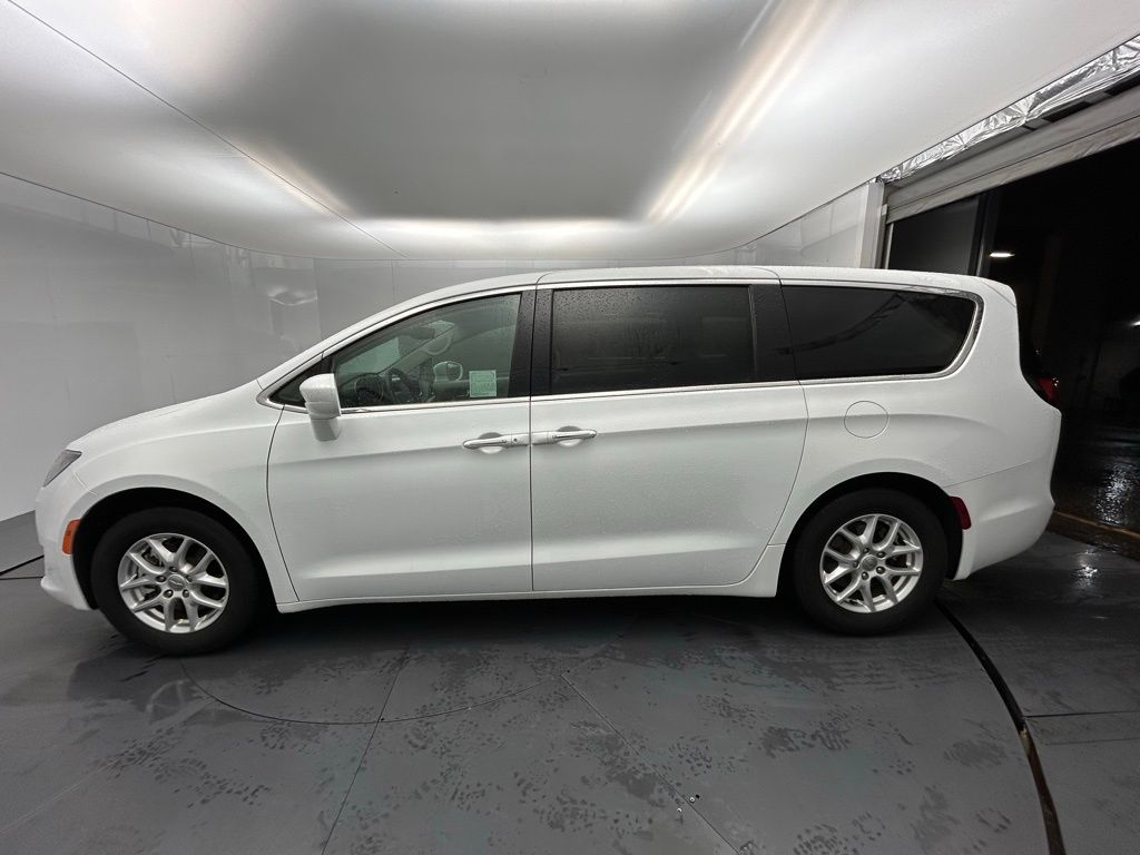 2020 Chrysler Pacifica Touring photo 2