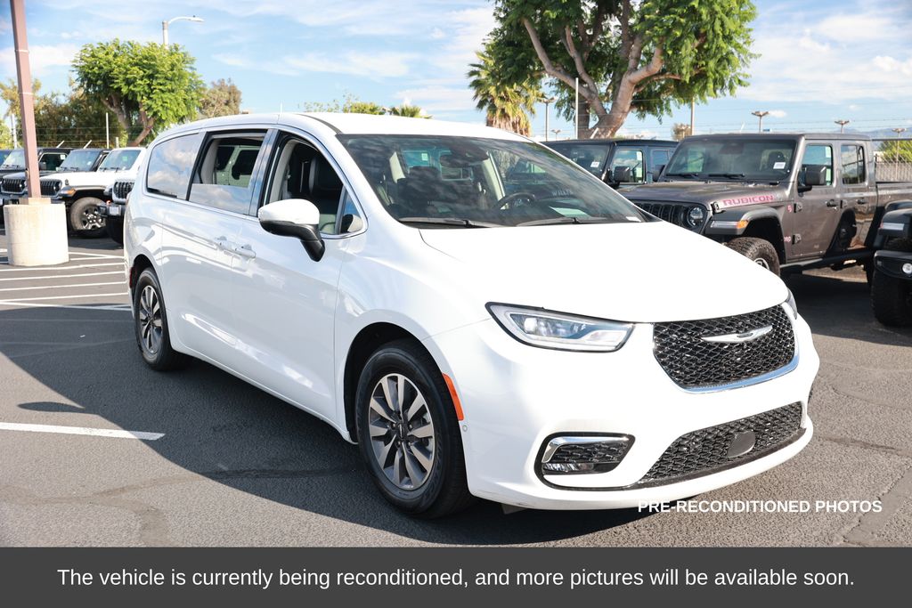 2023 Chrysler Pacifica Plug-In Hybrid Touring L photo 3
