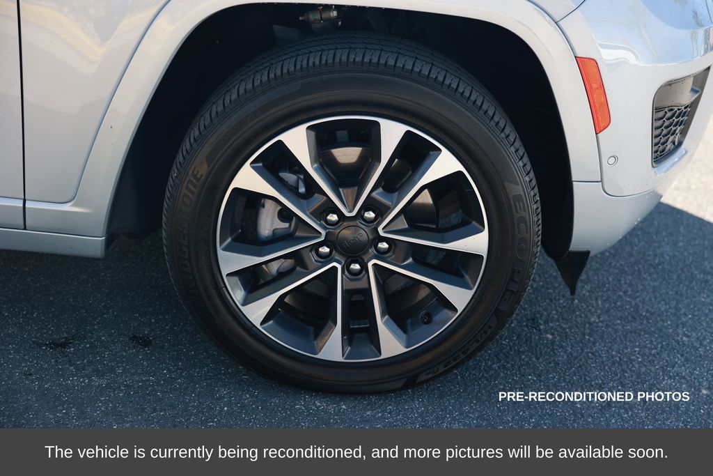 2023 Jeep Grand Cherokee 4xe Overland photo 3