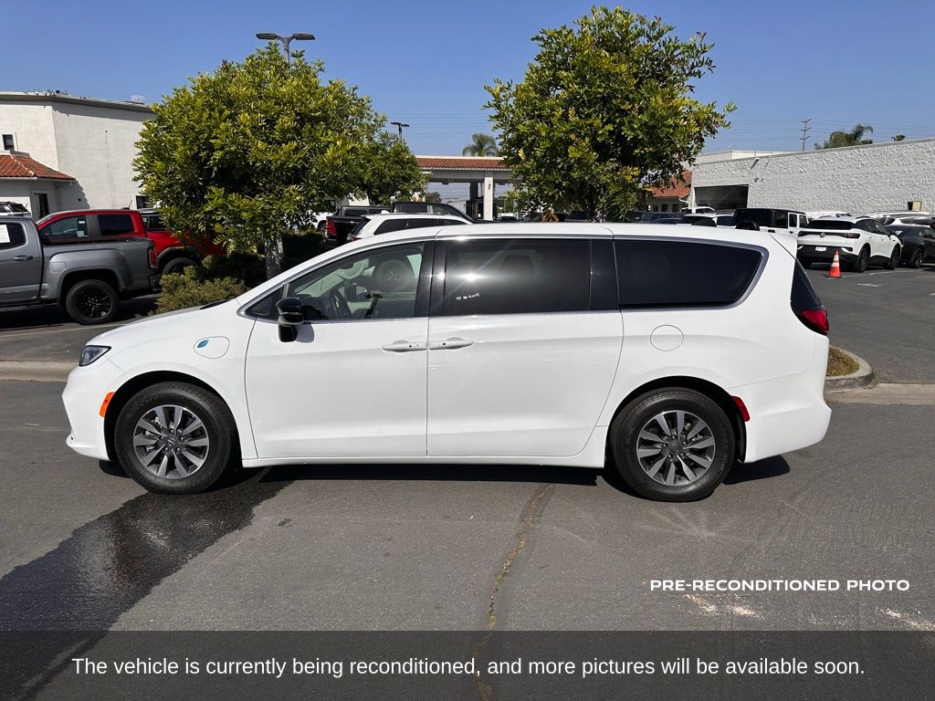 2024 Chrysler Pacifica Plug-In Hybrid Select photo 2
