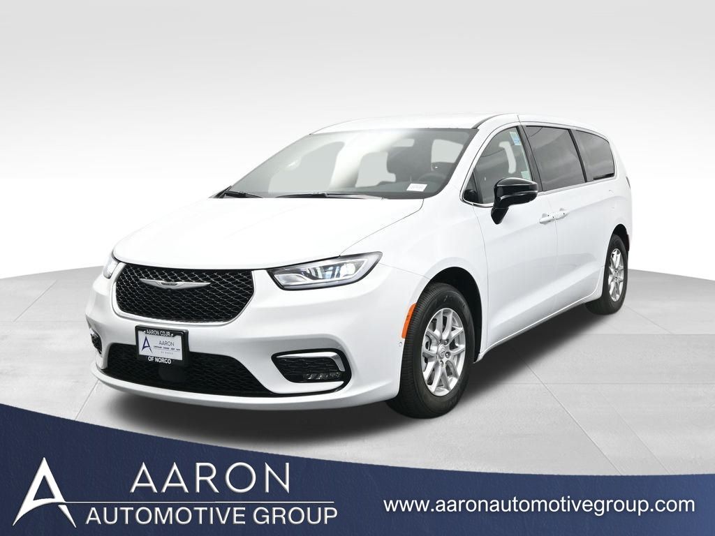 2026 Chrysler Pacifica Select's photo