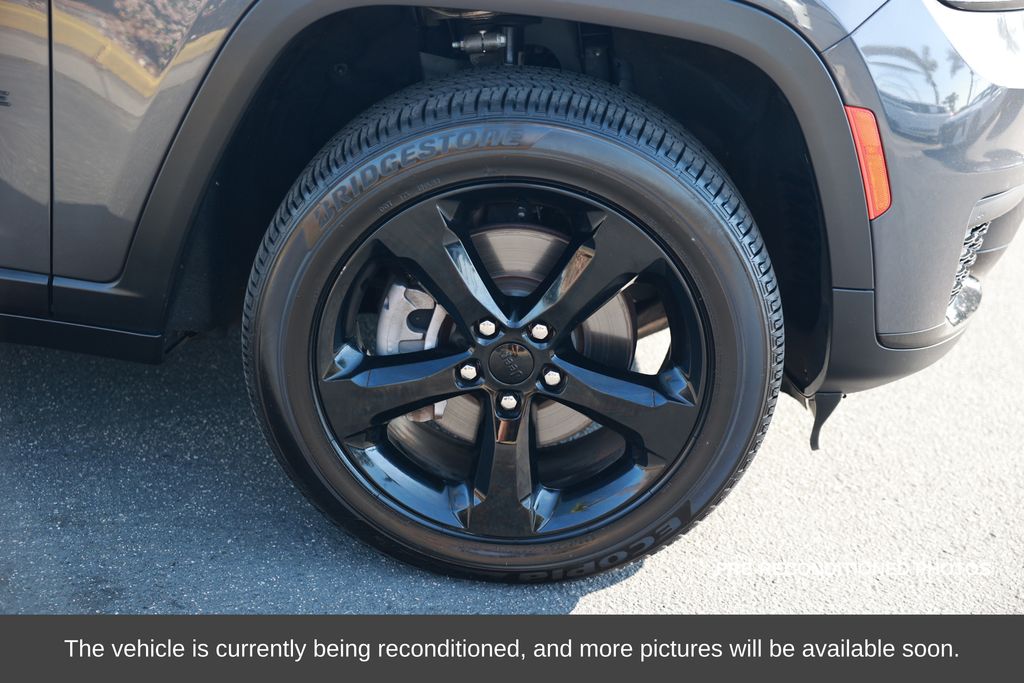 2022 Jeep New Grand Cherokee Laredo photo 3