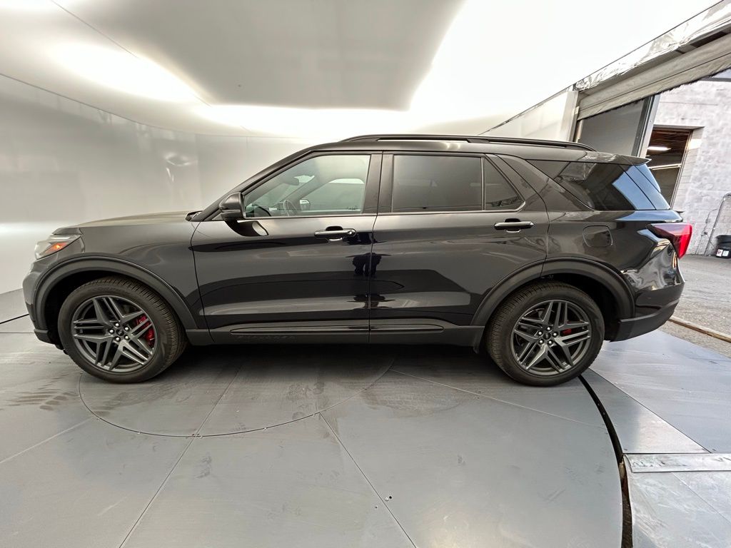 2025 Ford Explorer ST photo 2
