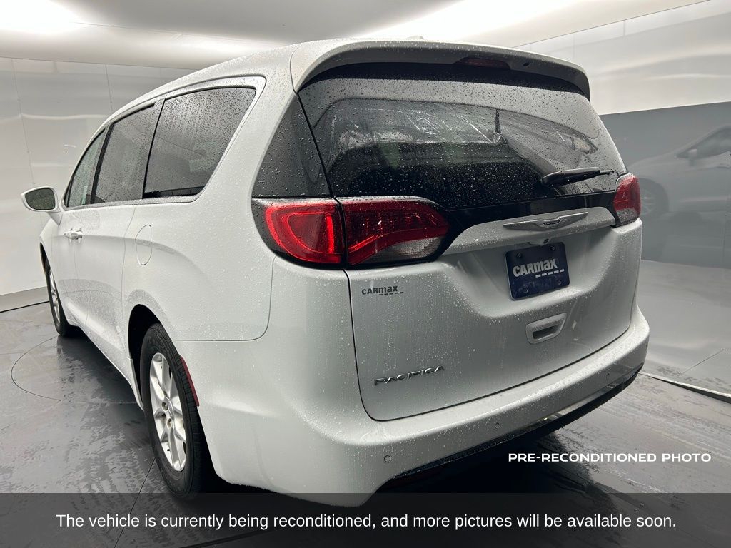 2020 Chrysler Pacifica Touring photo 3