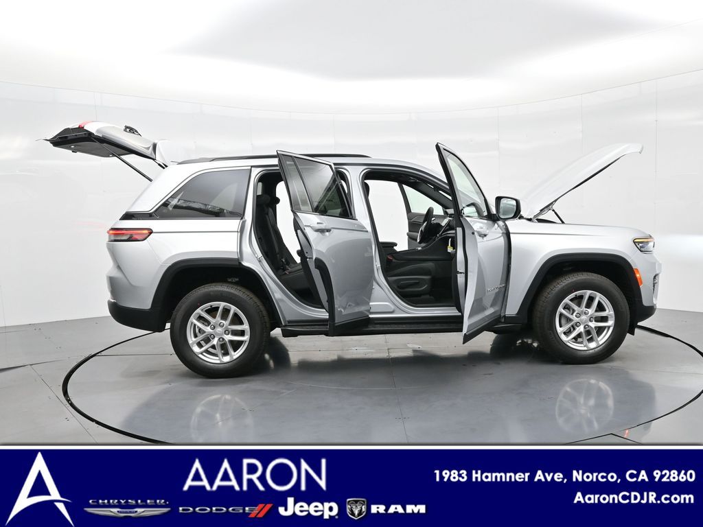 2025 Jeep Grand Cherokee Laredo photo 3