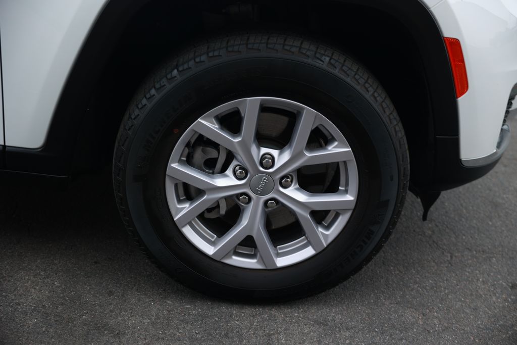 2022 Jeep New Grand Cherokee Limited photo 3