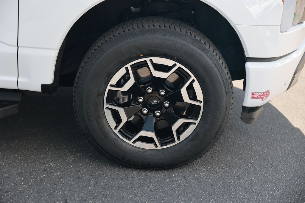 2023 Ford F-150 Lightning photo 3