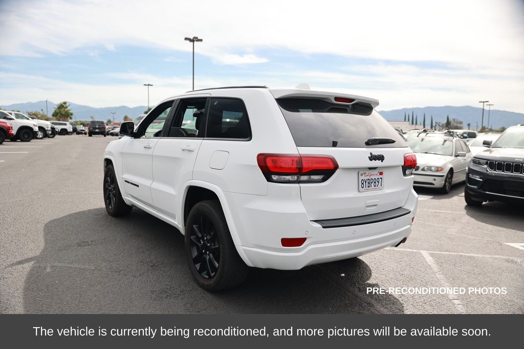 2021 Jeep Grand Cherokee Laredo photo 2