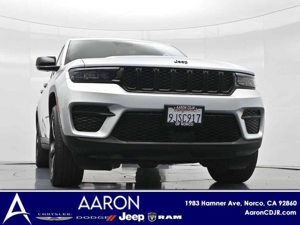 2023 Jeep Grand Cherokee Laredo Altitude photo 2