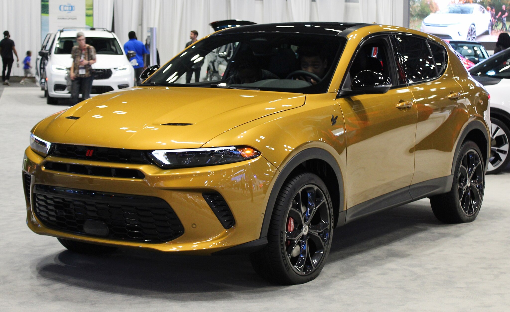 2048px-2023_Dodge_Hornet_RT%2C_front_NYIAS_2023.jpg
