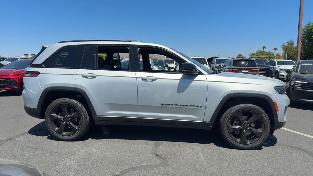 Used 2023 Jeep Grand Cherokee Laredo SUV