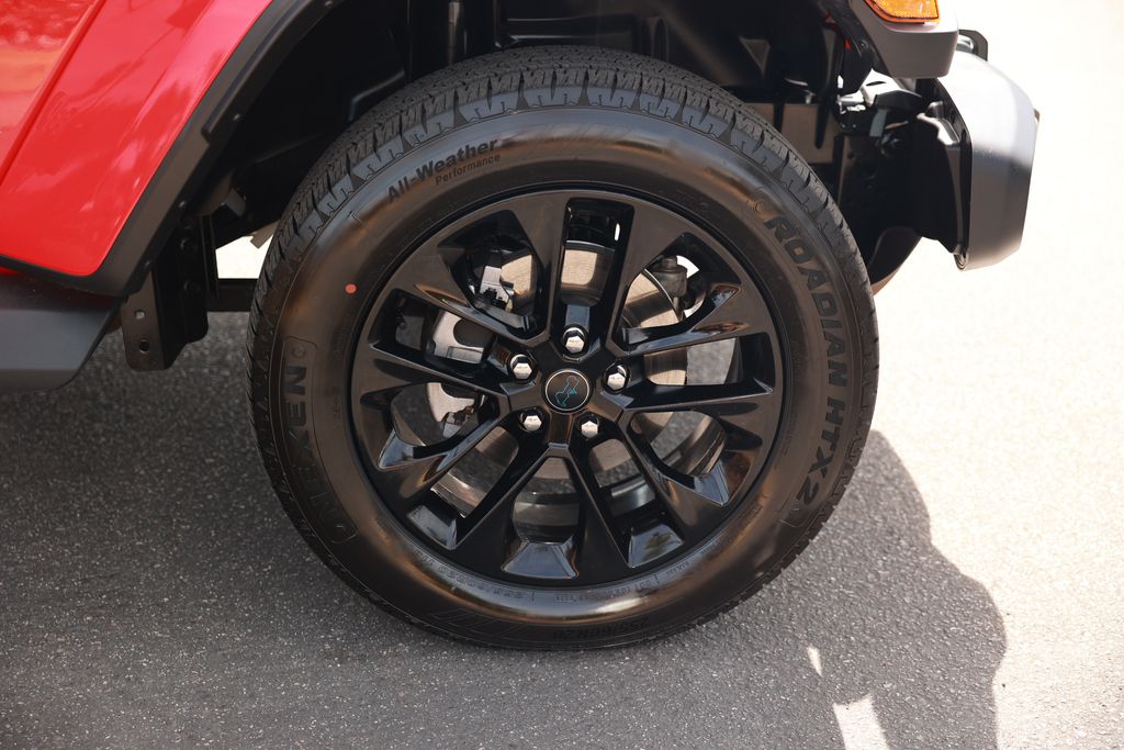 2025 Jeep Wrangler 4xe Sahara photo 3