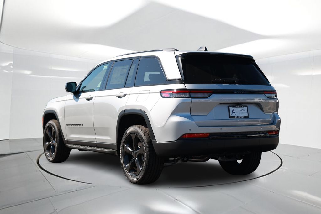 2025 Jeep Grand Cherokee Altitude photo 2