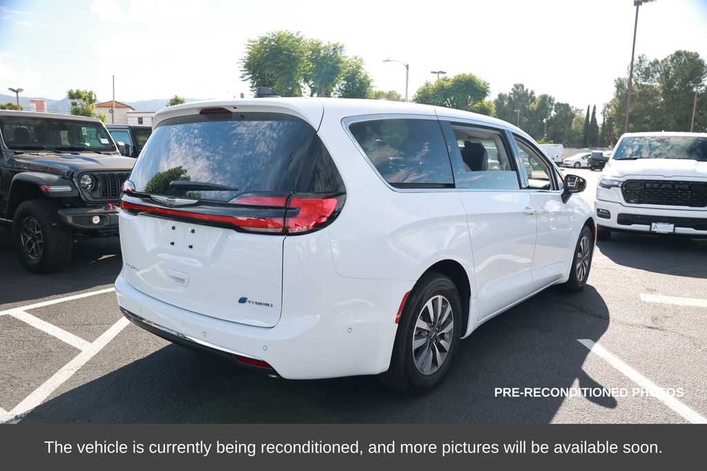 2023 Chrysler Pacifica Plug-In Hybrid Touring L photo 4