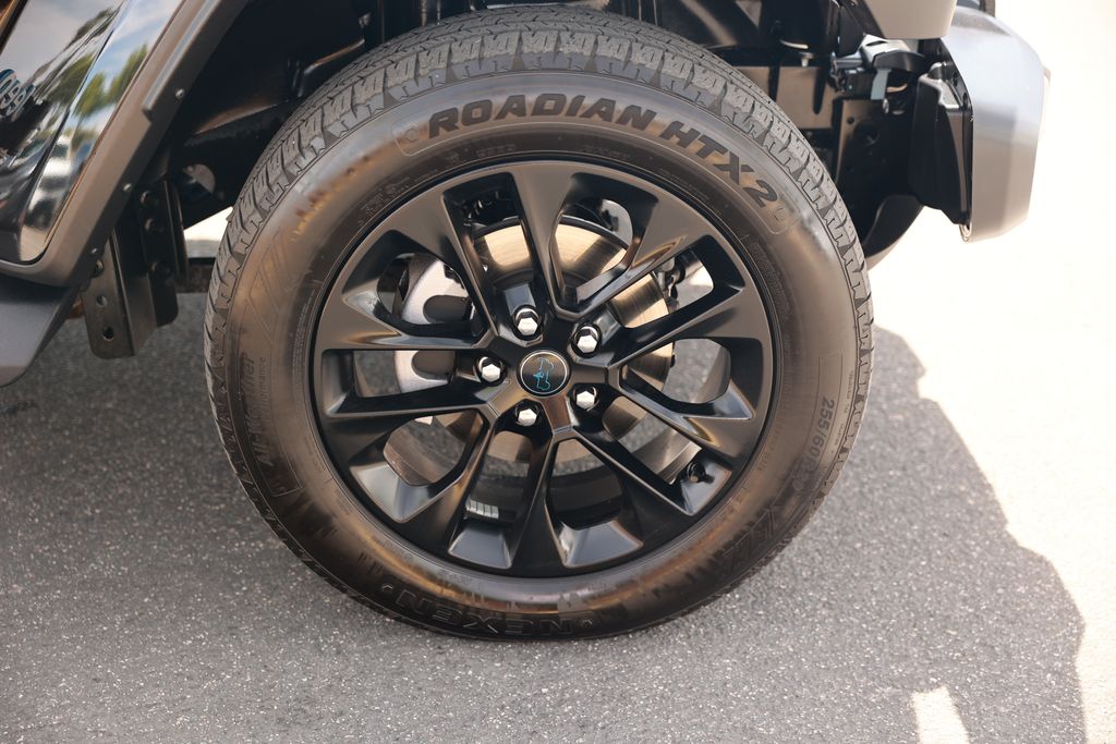 2025 Jeep Wrangler 4xe Sahara photo 3