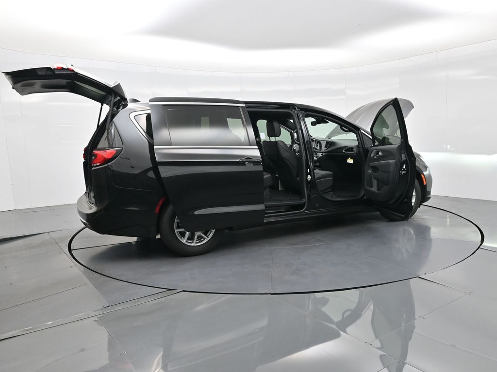 2026 Chrysler Pacifica photo 4