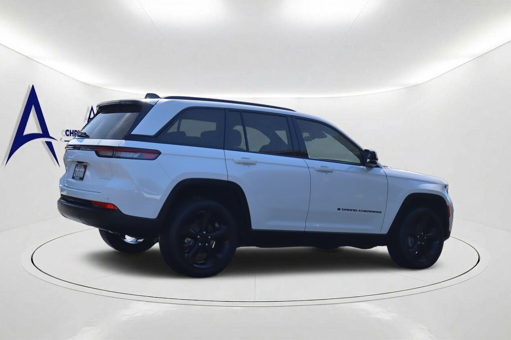 Used 2025 Jeep Grand Cherokee Laredo SUV