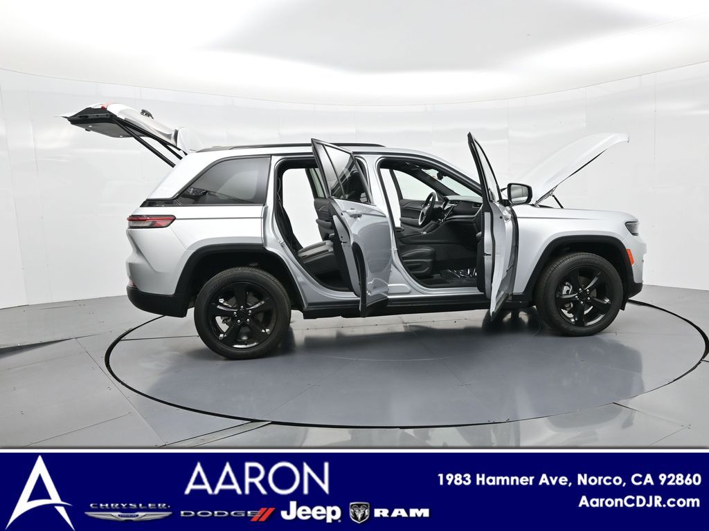 2023 Jeep Grand Cherokee Laredo Altitude photo 3