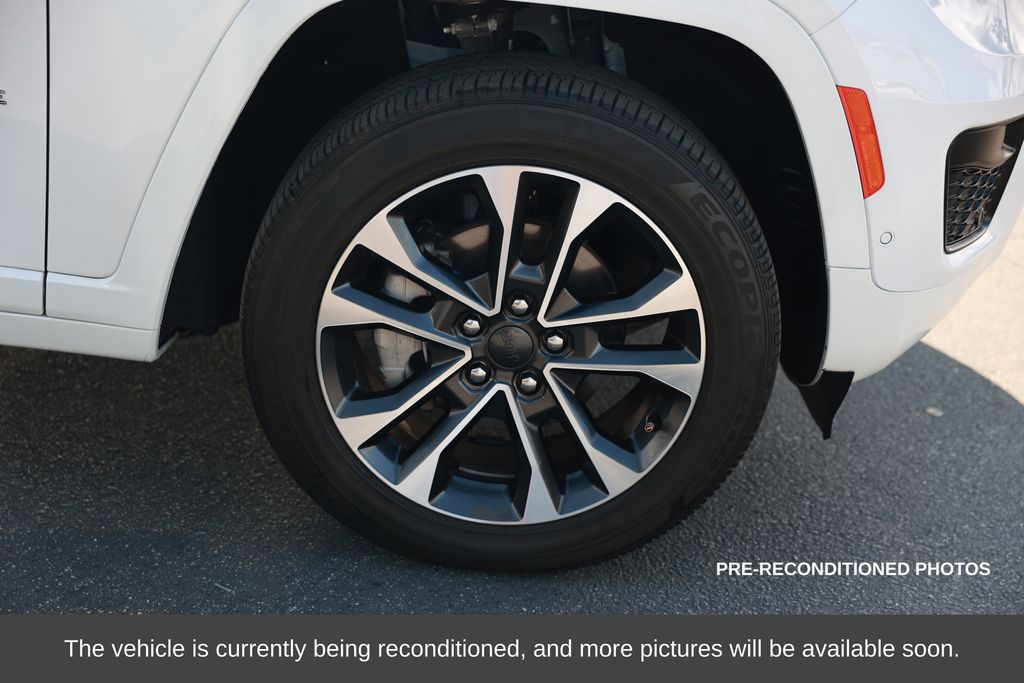 2023 Jeep Grand Cherokee Overland photo 3