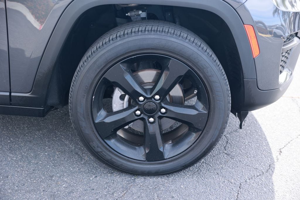 2023 Jeep Grand Cherokee Laredo photo 3