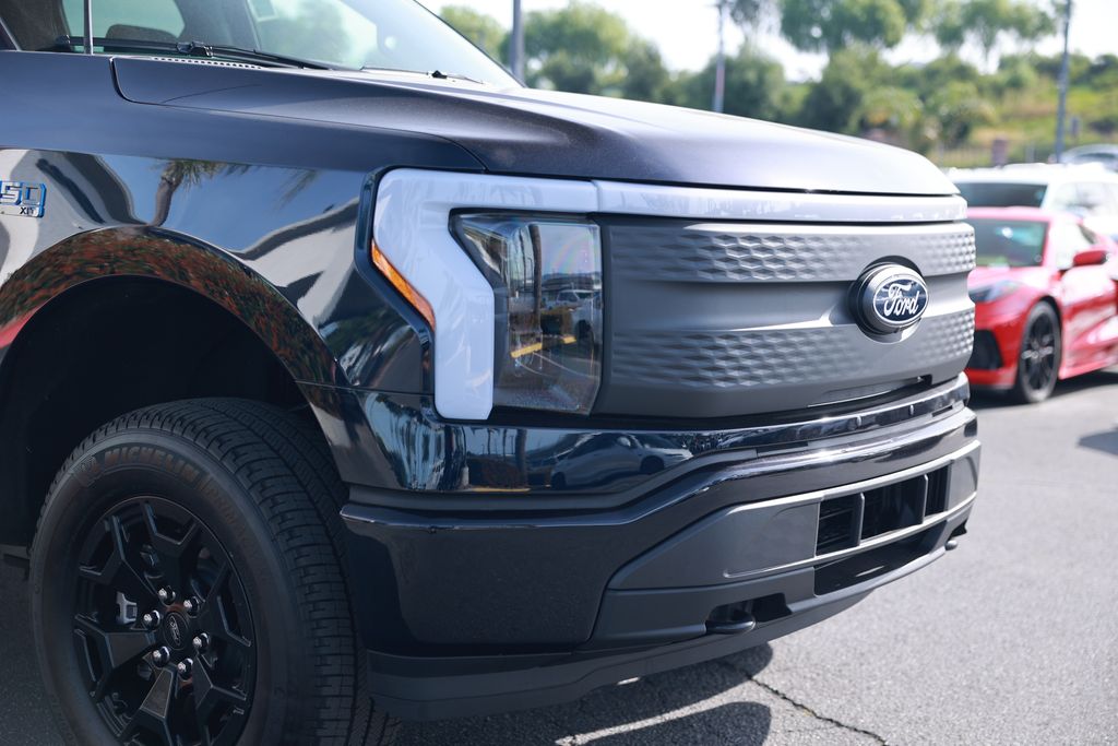 2025 Ford F-150 Lightning XLT photo 6