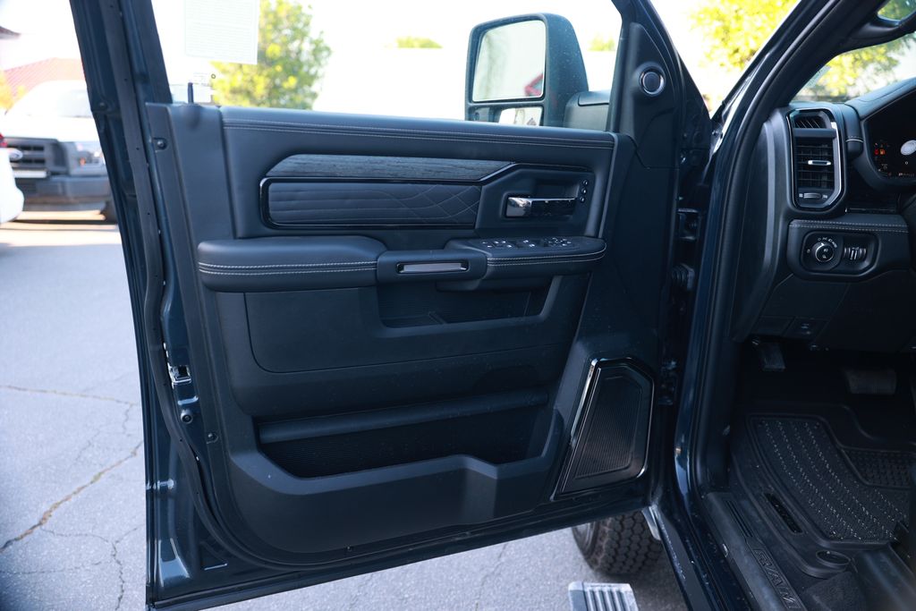 2026 RAM 3500 Limited - Photo 17