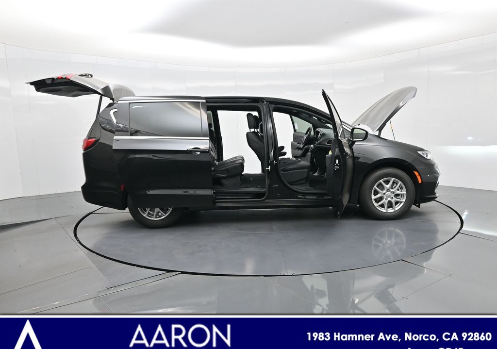 2026 Chrysler Pacifica photo 3