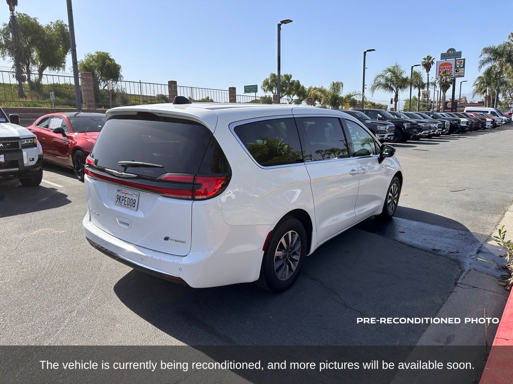 2024 Chrysler Pacifica Plug-In Hybrid Select photo 6