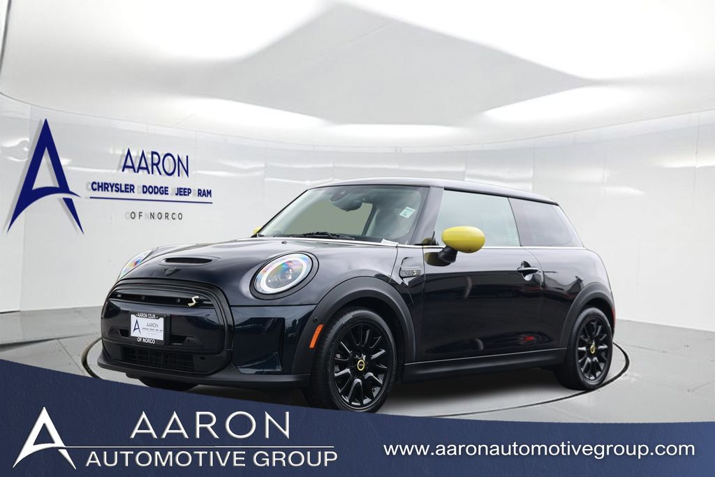 2023 MINI Hardtop Cooper SE's photo