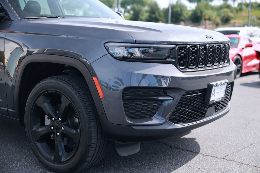 2023 Jeep Grand Cherokee Laredo photo 6