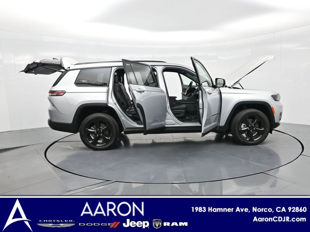 2025 Jeep Grand Cherokee Altitude X photo 3