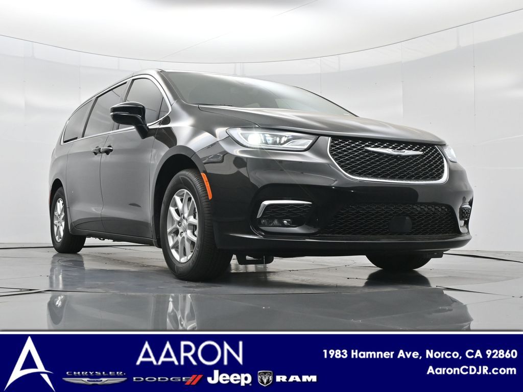 2026 Chrysler Pacifica photo 2