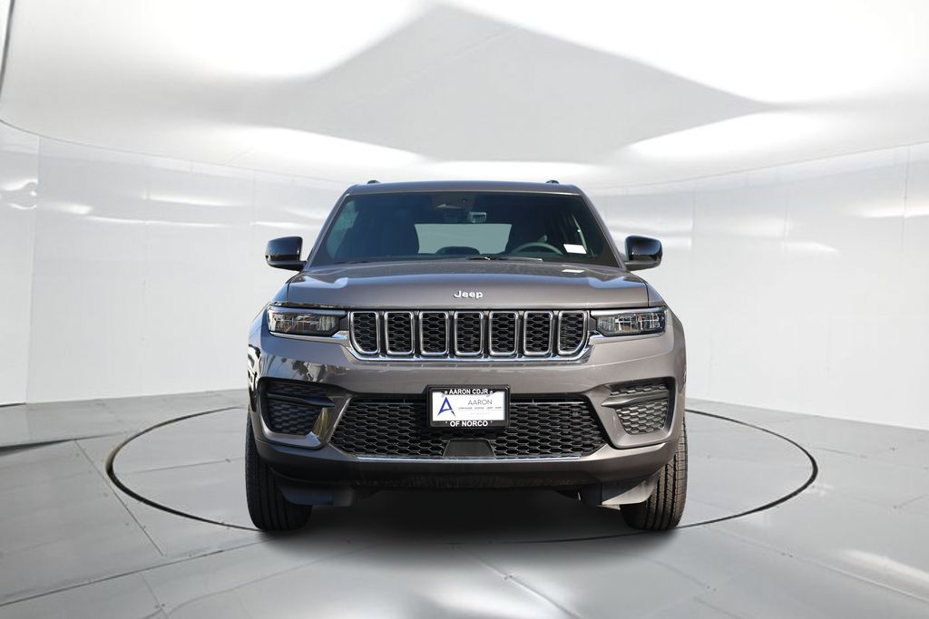 2025 Jeep Grand Cherokee Laredo photo 4