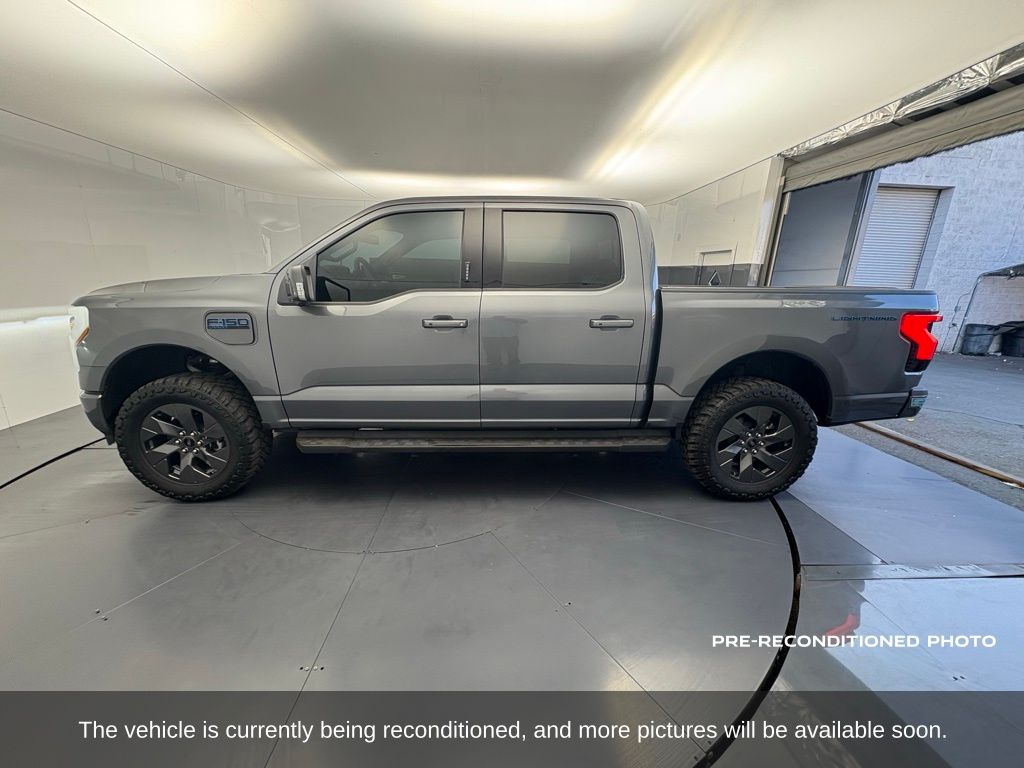 2024 Ford F-150 Lightning Lariat photo 2