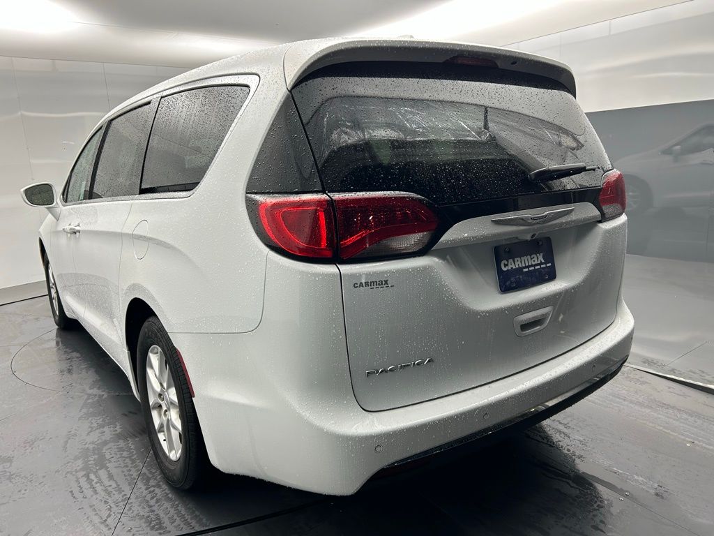 2020 Chrysler Pacifica Touring photo 3