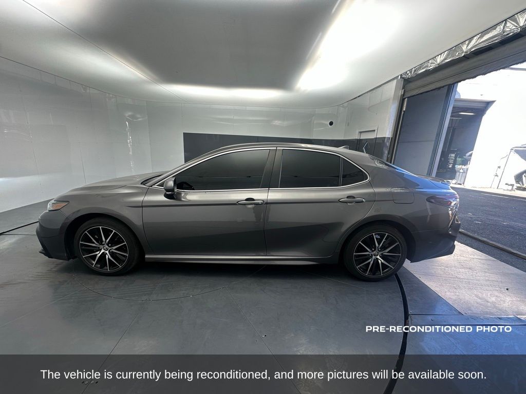 2022 Toyota Camry SE photo 2