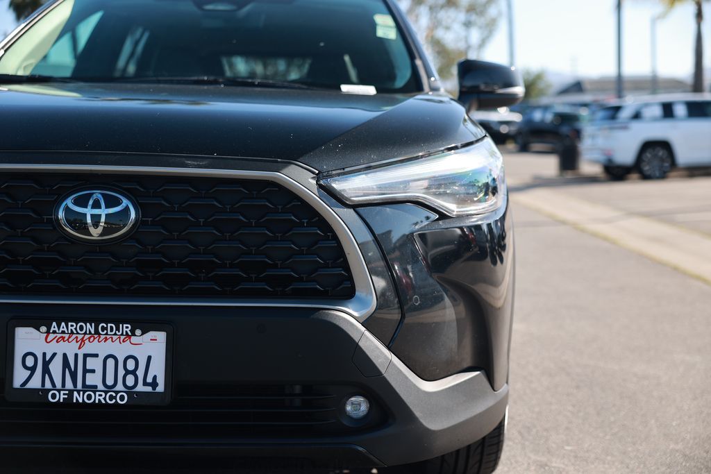 2024 Toyota Corolla Cross XLE photo 4