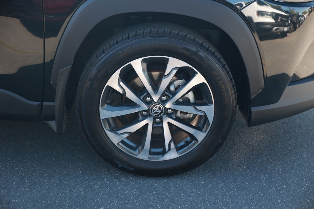 2024 Toyota Corolla Cross XLE photo 3