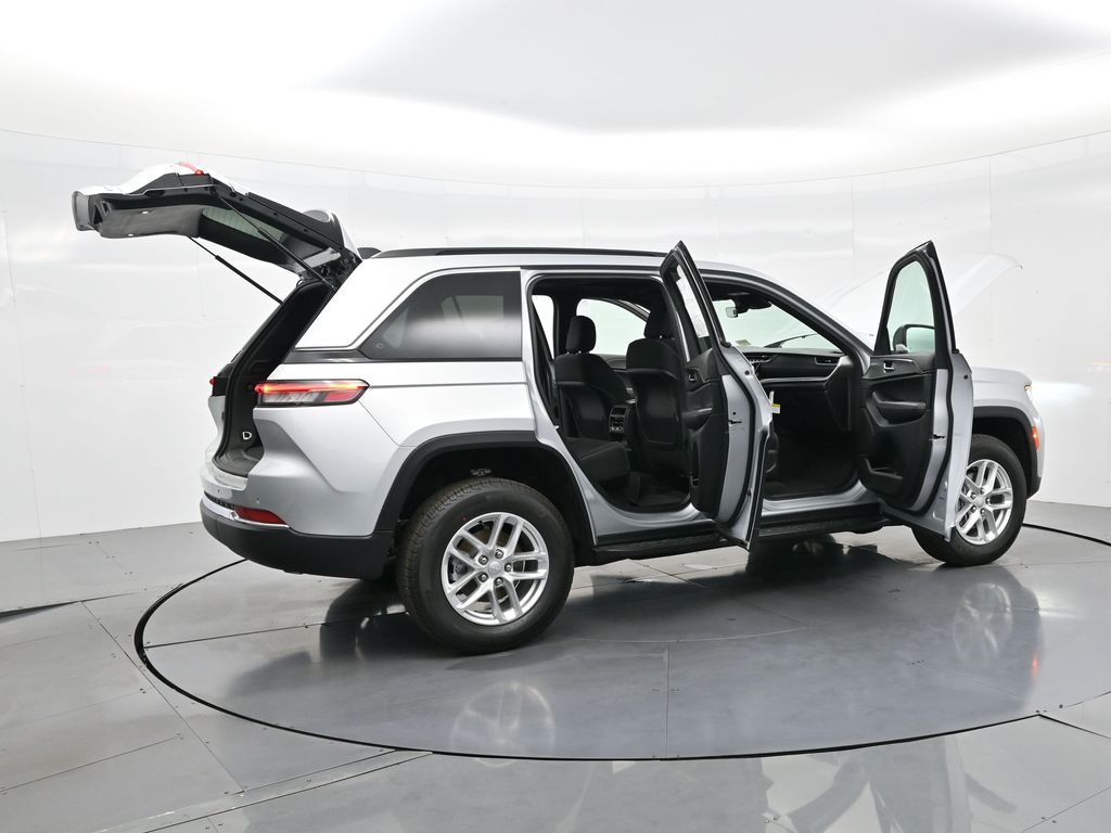 2025 Jeep Grand Cherokee Laredo photo 4