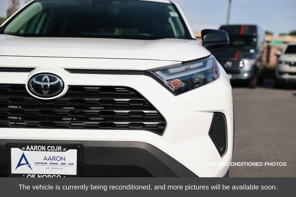 2024 Toyota RAV4 LE photo 4