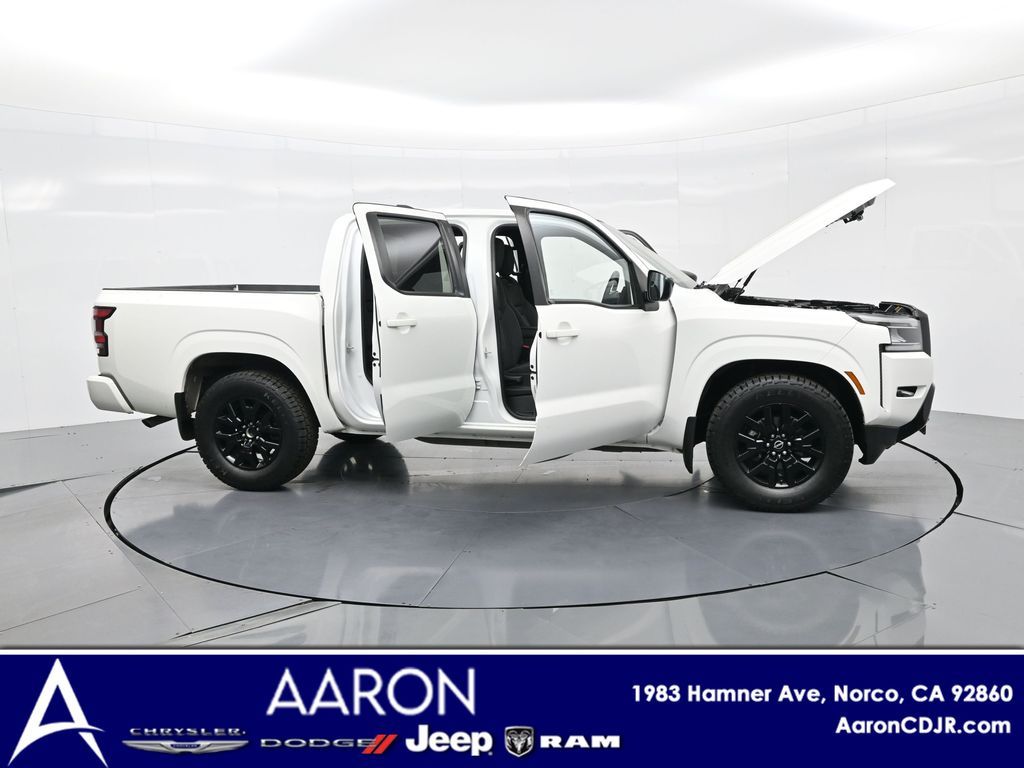 2023 Nissan Frontier SV Crew Cab photo 3