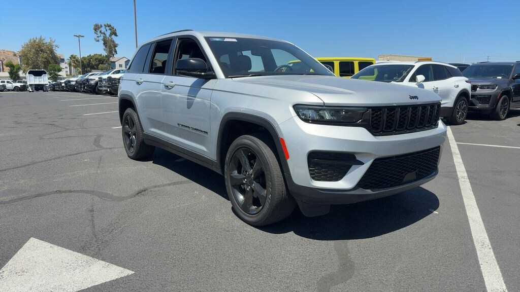 Used 2023 Jeep Grand Cherokee Laredo SUV