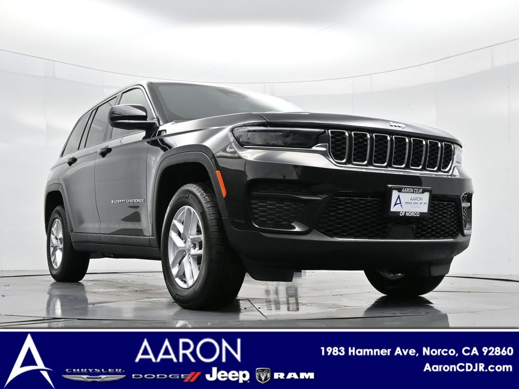 2025 Jeep Grand Cherokee Laredo X photo 2