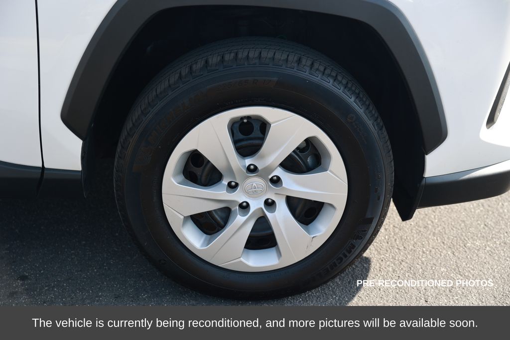 2024 Toyota RAV4 LE photo 3