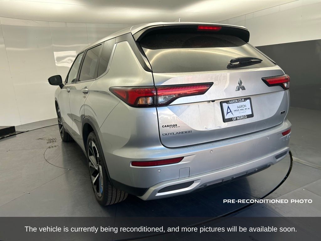 2023 Mitsubishi Outlander SE photo 3