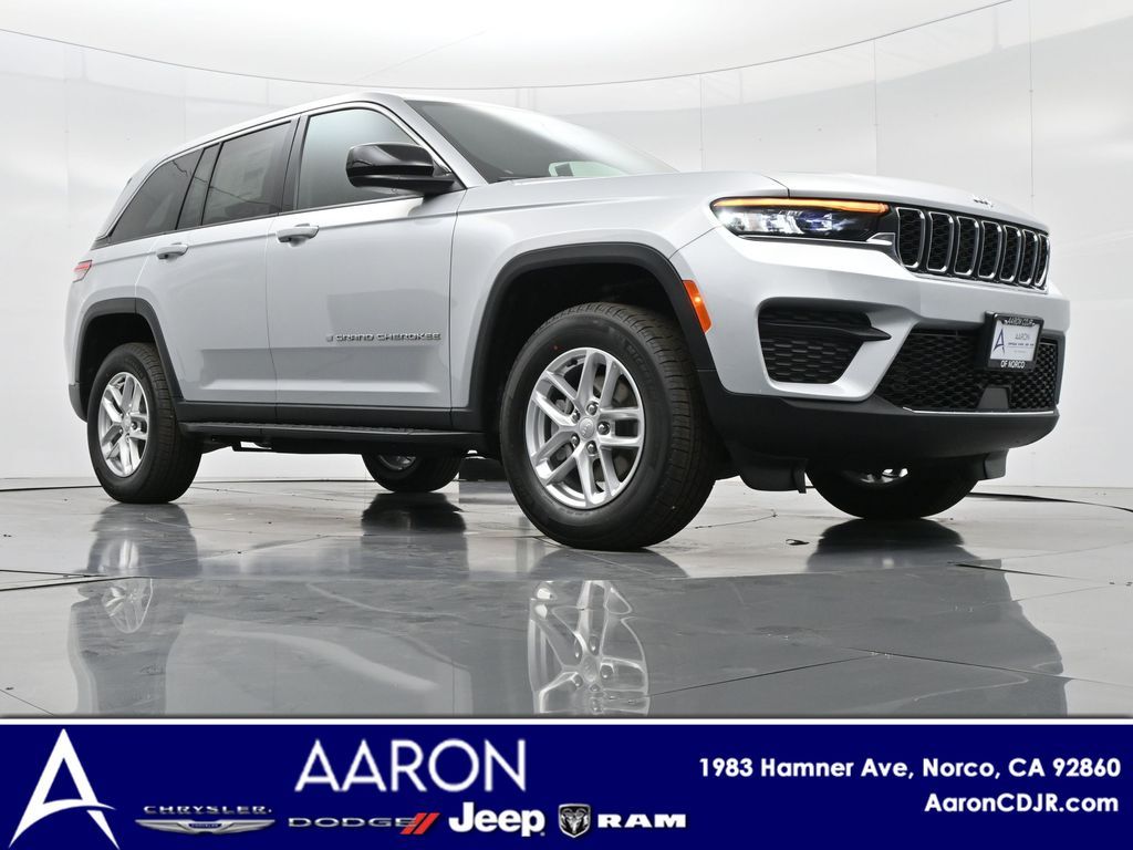 2025 Jeep Grand Cherokee Laredo photo 2