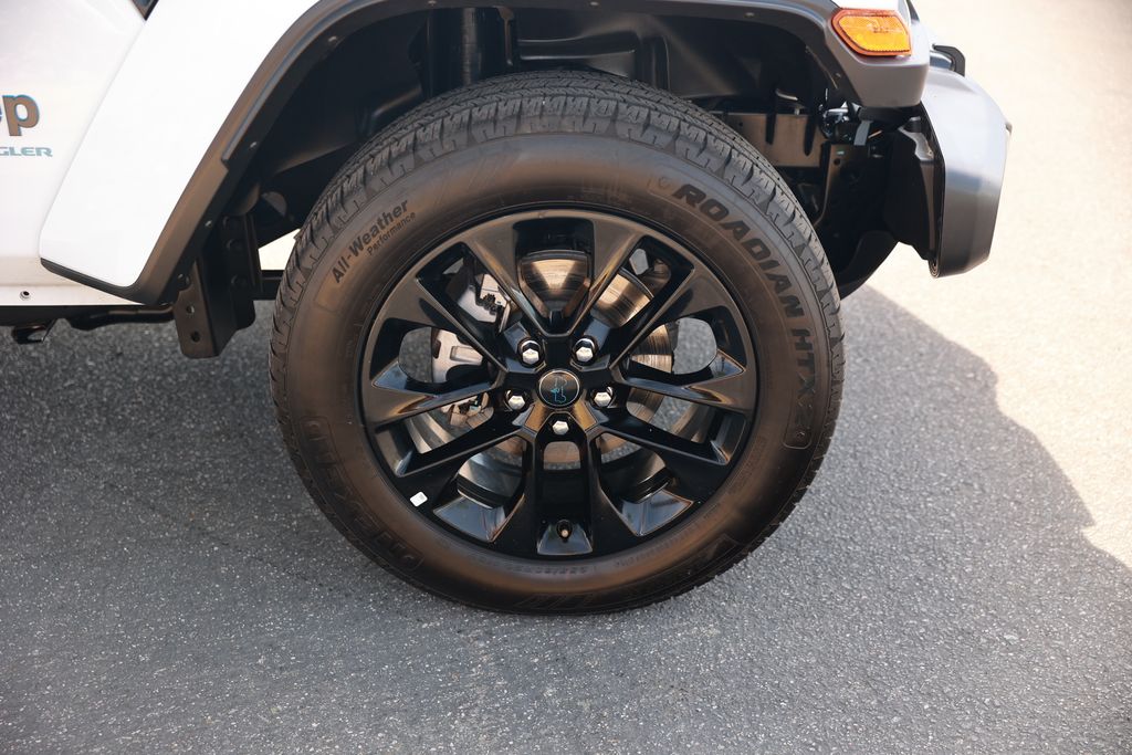 2025 Jeep Wrangler 4xe Sahara photo 3